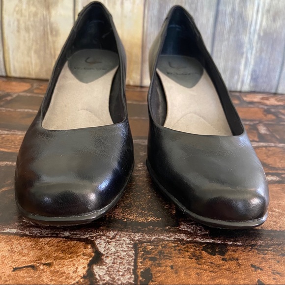 Liz Claiborne Black Leather Heels - Picture 4 of 11